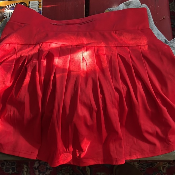 Skort in red with lively pleats in the rear area - Picture 4 of 4